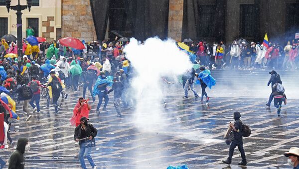 Demonstrators clash with riot police during a protest against President Ivan Duque's government at the Bolivar square in Bogota on May 5, 2021. - Sputnik International
