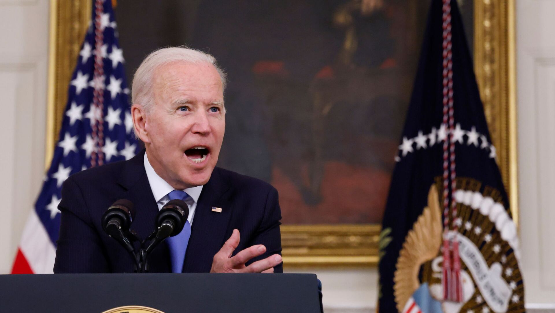 U.S. President Joe Biden gestures as he delivers remarks on the state of his American Rescue Plan from the State Dining Room at the White House in Washington, D.C., U.S., May 5, 2021 - Sputnik International, 1920, 06.05.2021