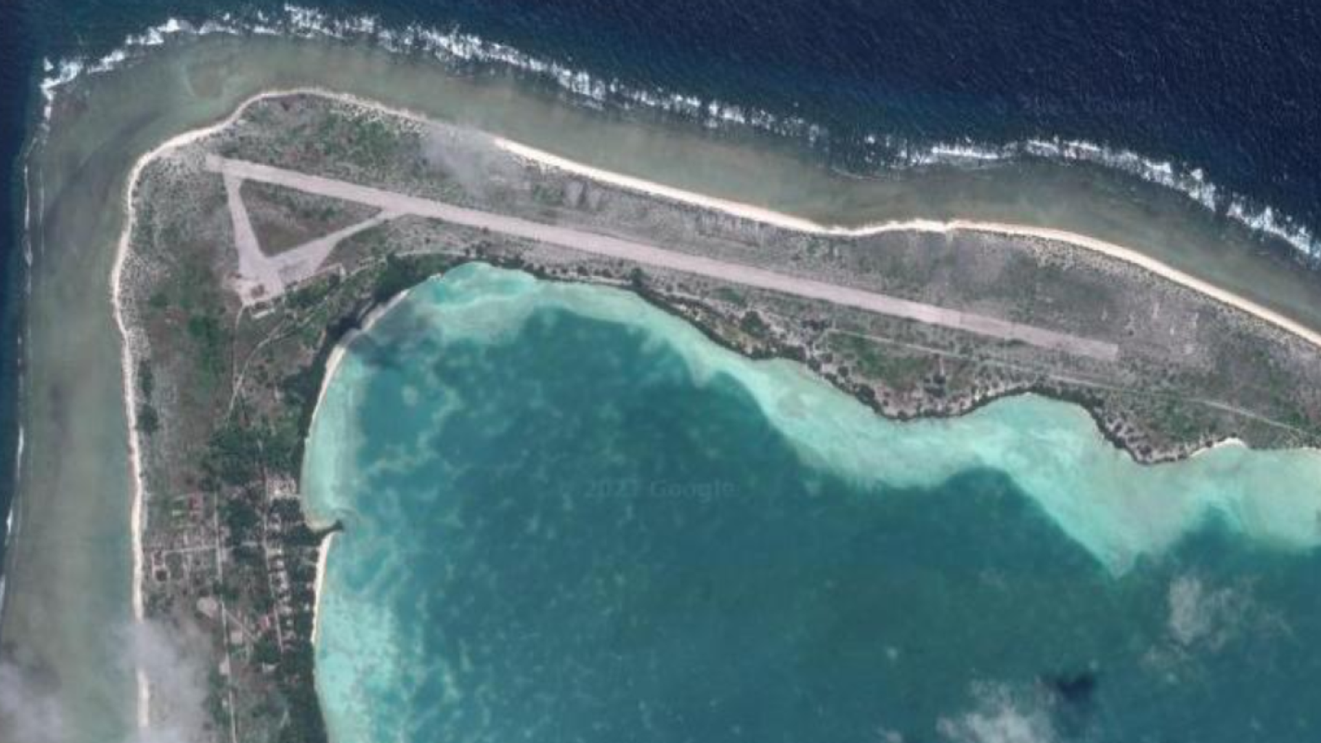 The derelict airfield on Kanton Island, Kiribati. While measuring 8,000 feet in length, the easternmost 1,500 feet of the airstrip are overgrown with shrubs and trees, leaving just 6,500 feet for possible use. - Sputnik International, 1920, 06.05.2021