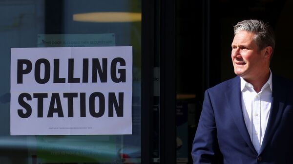 Sir Keir Starmer outside a polling station - Sputnik International