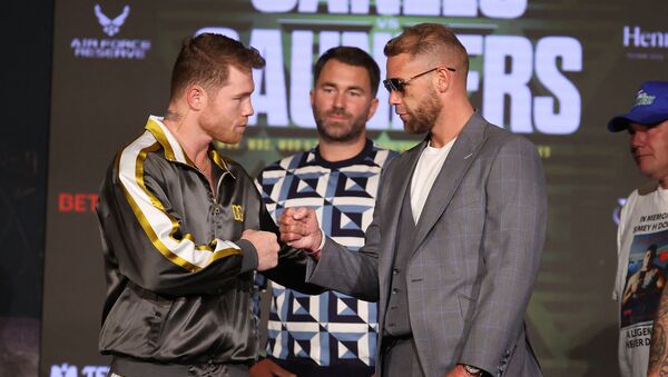 Saul Canelo Alvarez and Billy Joe Saunders come face to face in advance of their 7 May 2021 fight - Sputnik International