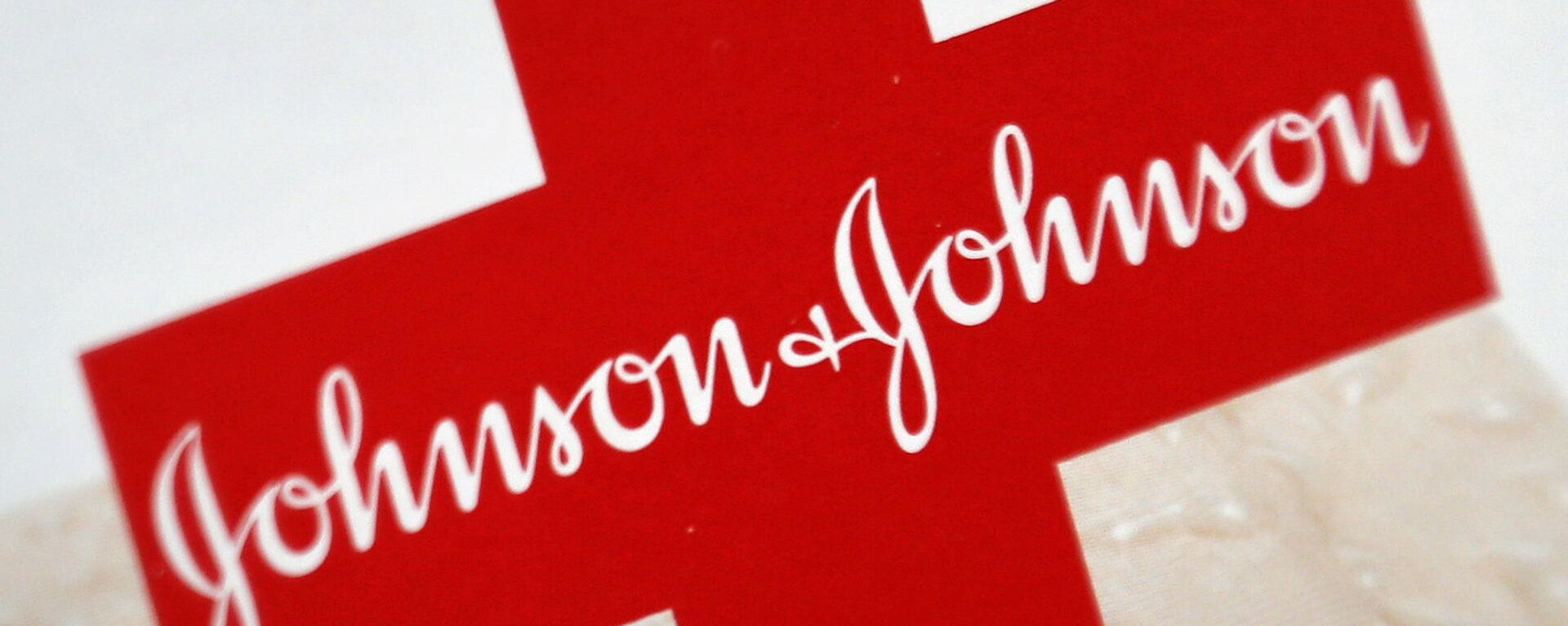 This Oct. 16, 2012 file photo shows the Johnson & Johnson logo on a package of Band-Aids, in St. Petersburg, Fla.  - Sputnik International, 1920, 05.04.2023