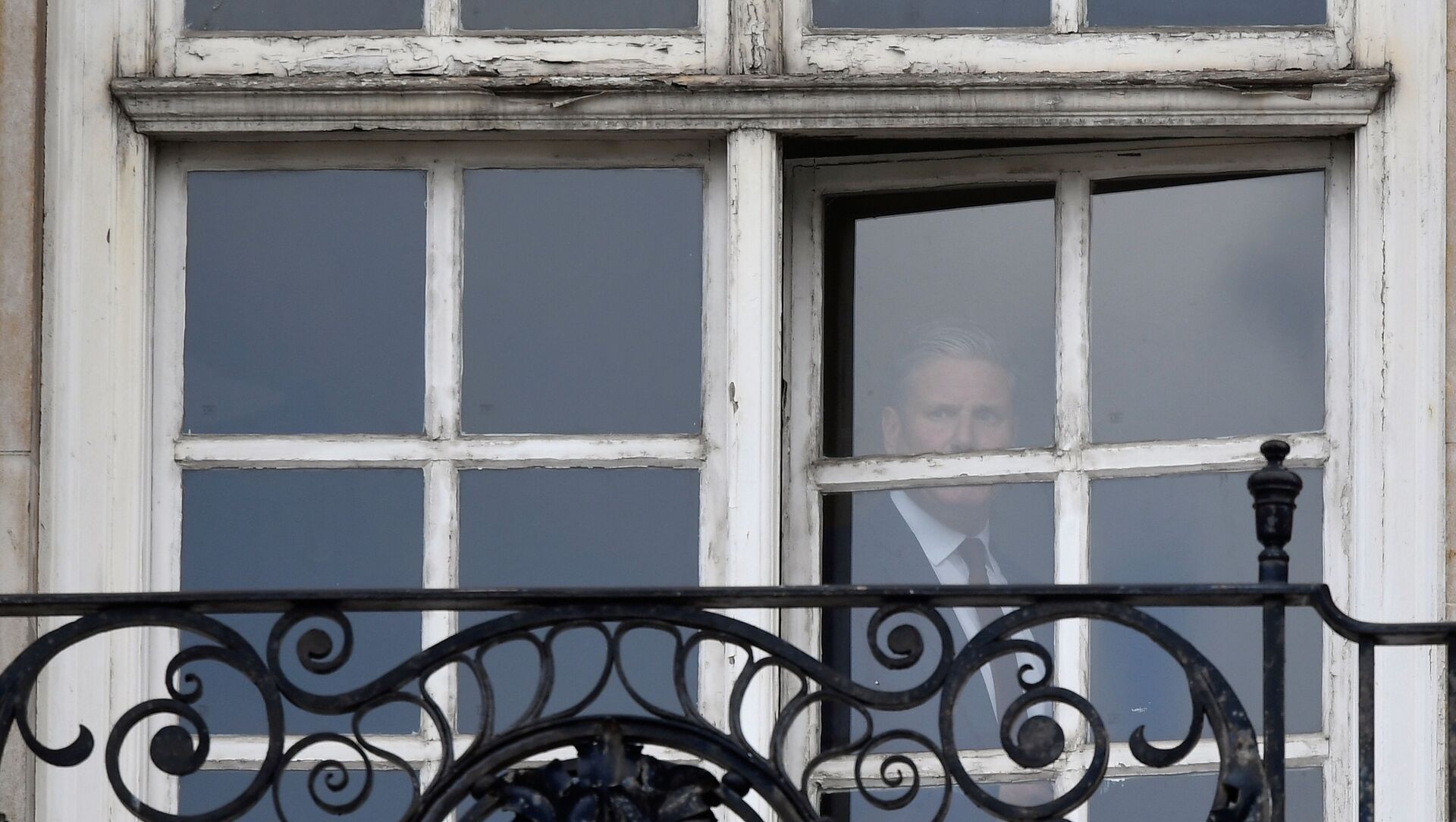 Britain's Labour Party leader Keir Starmer is seen in the window of his offices in London, Britain, May 7, 2021. REUTERS/Toby Melville - Sputnik International, 1920, 07.05.2021