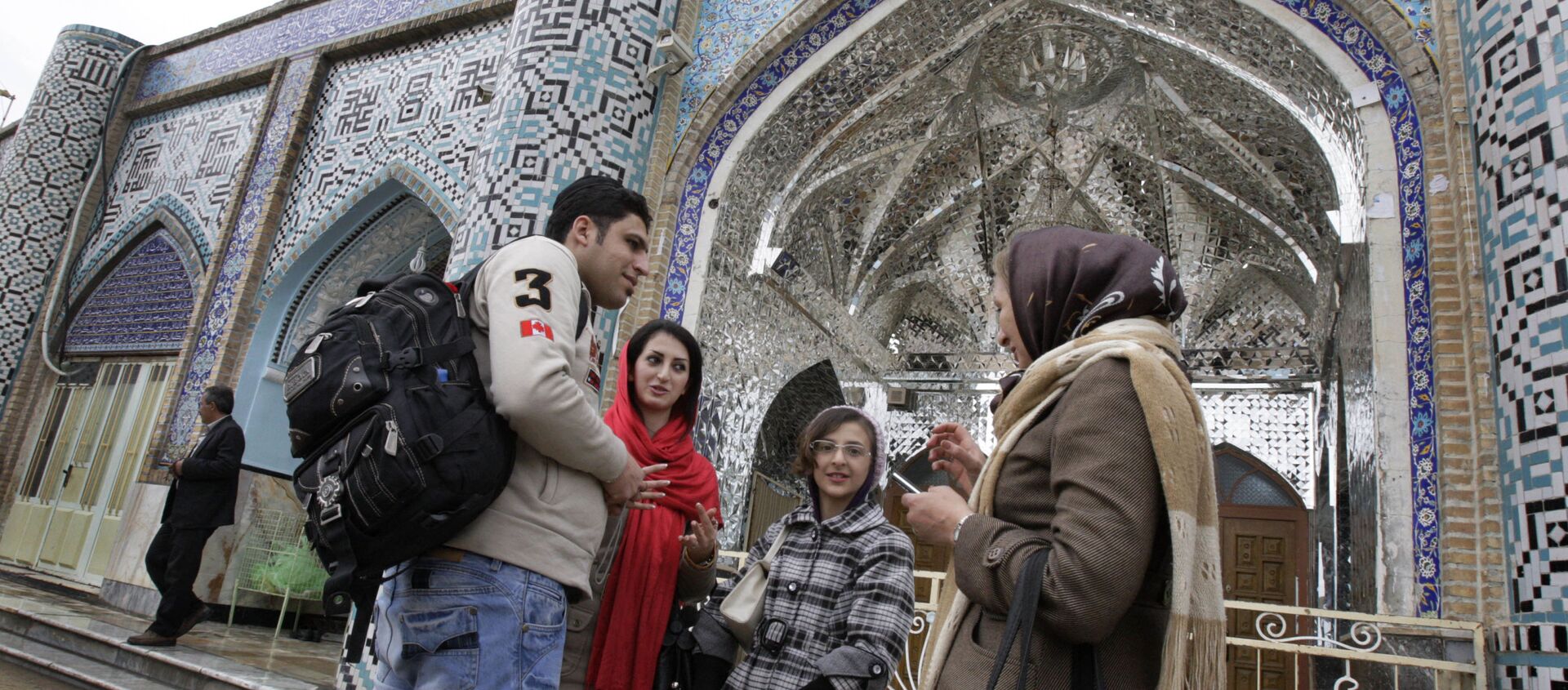 In this picture taken on Thursday, Feb. 16, 2012, Iranian Jews talk at the courtyard of the shrine of biblical prophet Daniel, in the city of Susa, some 450 miles ( 750 kilometers) southwest of the capital Tehran, Iran. - Sputnik International, 1920, 07.05.2021