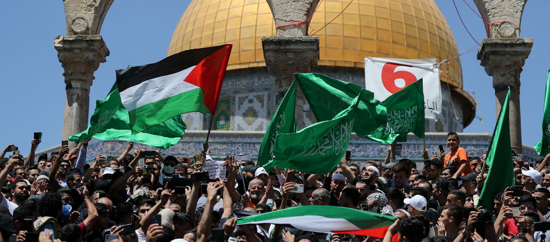Palestinians gather after performing the last Friday of Ramadan to protest over the possible eviction of several Palestinian families from homes on land claimed by Jewish settlers in the Sheikh Jarrah neighbourhood, in Jerusalem's Old City, May 7, 2021 - Sputnik International, 1920, 10.05.2021