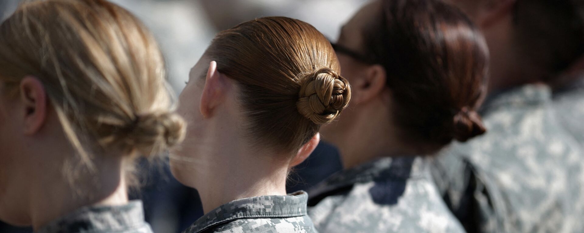 ARLINGTON, VA - MARCH 31: Soldiers, officers and civilian employees attend the commencement ceremony for the U.S. Army's annual observance of Sexual Assault Awareness and Prevention Month in the Pentagon Center Courtyard March 31, 2015 in Arlington, Virginia. In conjunction with the national campaign against sexual assault, The Army announced this year's theme, 'Not in My Squad. Not in Our Army. We are Trusted Professionals,' during the ceremony.К According to the Pentagon, the initative 'is a grassroots approach meant to reinforce a climate of dignity and respect founded on good order and discipline.'  - Sputnik International, 1920, 08.05.2021