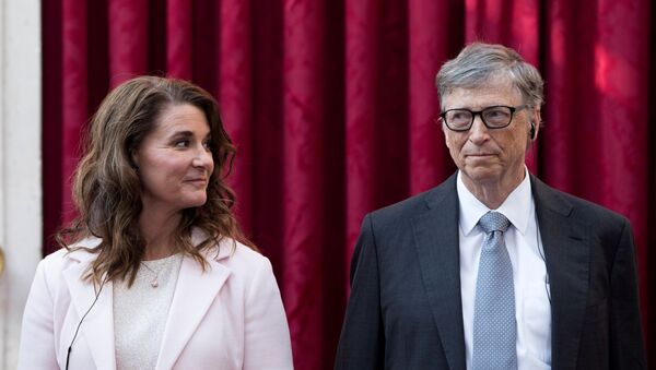 Philanthropist and co-founder of Microsoft Bill Gates (R) and his wife Melinda listen to a speech by French President Francois Hollande, prior to being awarded Commanders of the Legion of Honor at the Elysee Palace in Paris, France, 21 April 2017 - Sputnik International