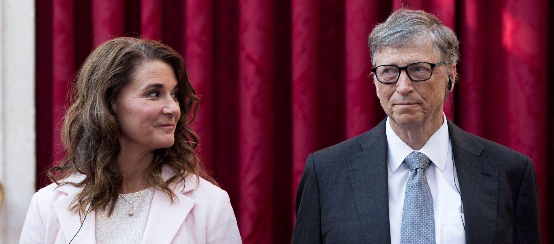 Philanthropist and co-founder of Microsoft Bill Gates (R) and his wife Melinda listen to a speech by French President Francois Hollande, prior to being awarded Commanders of the Legion of Honor at the Elysee Palace in Paris, France, 21 April 2017 - Sputnik International, 1920, 08.05.2021
