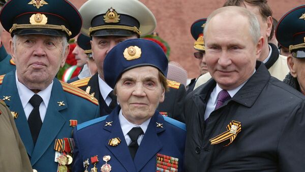 Russian President Vladimir Putin Poses for Pictures With WW II Veterans After V-Day Parade in Moscow on 9 May 2021 - Sputnik International