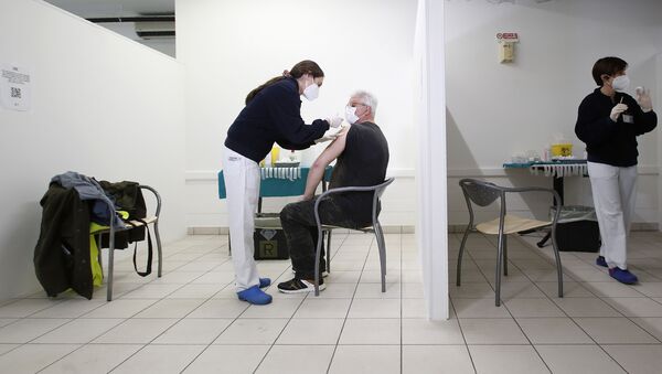 Medical workers administer shots of Russia's Sputnik V vaccine for COVID-19, at the San Marino State Hospital, in San Marino, Friday, April 9, 2021 - Sputnik International