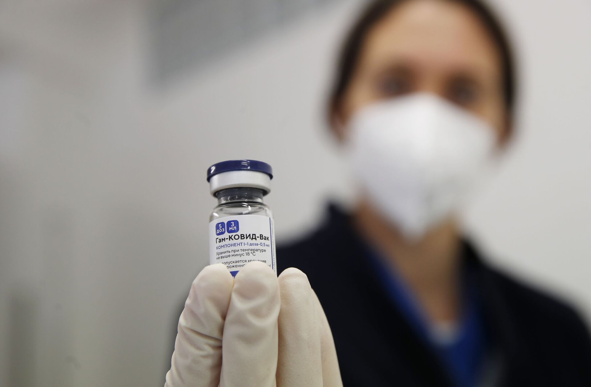 A medical worker holds a vial of Russia's Sputnik V vaccine for COVID-19, at the San Marino State Hospital, in San Marino, Friday, April 9, 2021 - Sputnik International, 1920, 07.09.2021