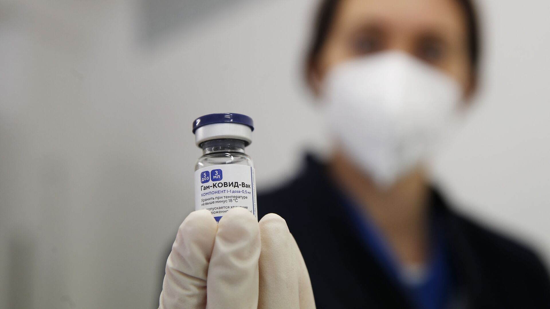 A medical worker holds a vial of Russia's Sputnik V vaccine for COVID-19, at the San Marino State Hospital, in San Marino, Friday, April 9, 2021 - Sputnik International, 1920, 23.07.2021
