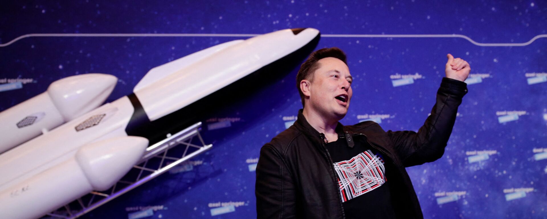 SpaceX owner and Tesla CEO Elon Musk gestures as he arrives on the red carpet for the Axel Springer Awards ceremony, in Berlin, on December 1, 2020 - Sputnik International, 1920, 17.06.2022
