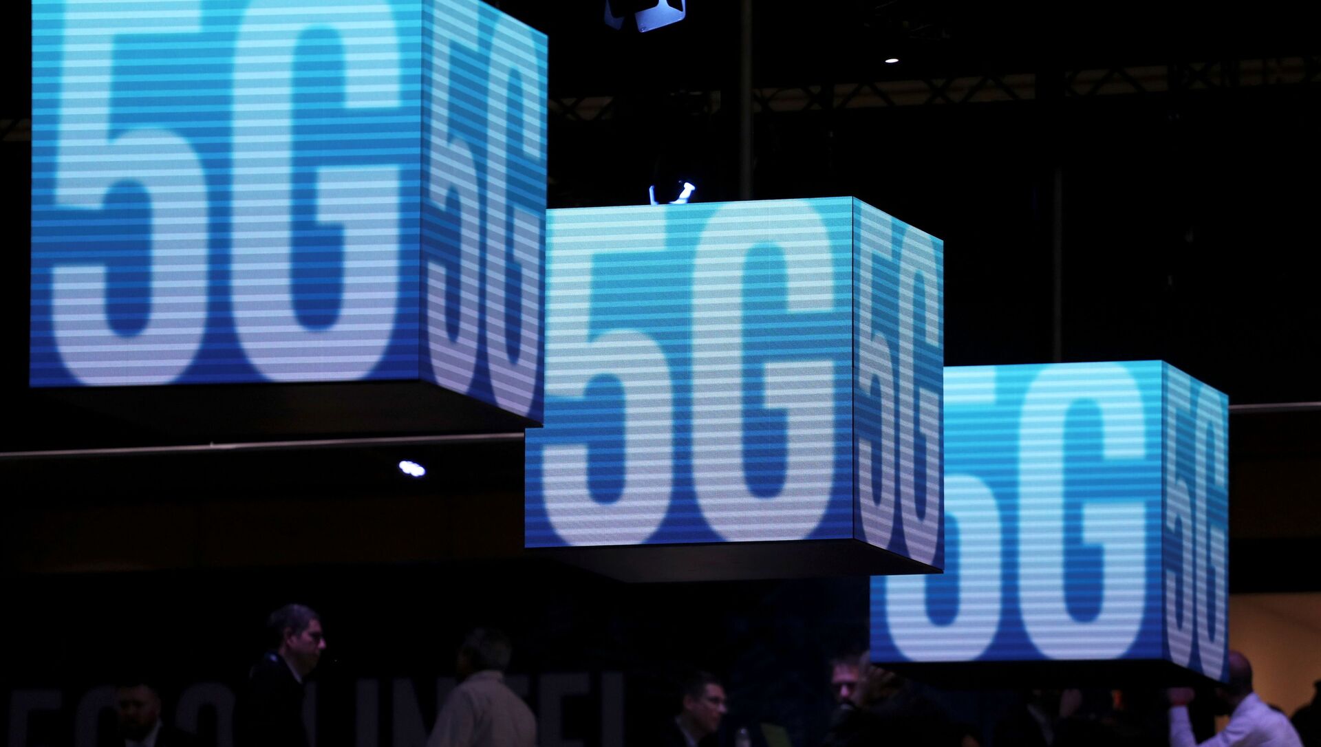 Hanging cubes display 5G logos at the Mobile World Congress in Barcelona, Spain, February 26, 2019. REUTERS/Sergio Perez/File Photo - Sputnik International, 1920, 10.05.2021