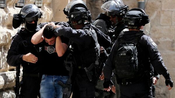 Israeli police detain a palestinian during clashes in Jerusalem's Old City. - Sputnik International