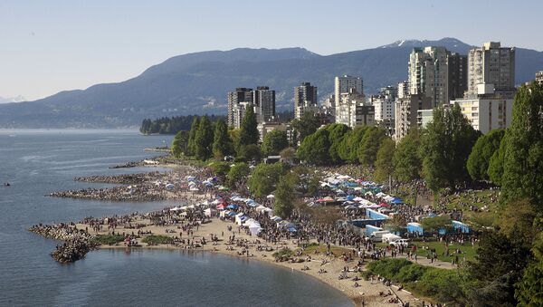 Thousands throng a beach in Vancouver, Canada during a drugs festival in 2016 - Sputnik International