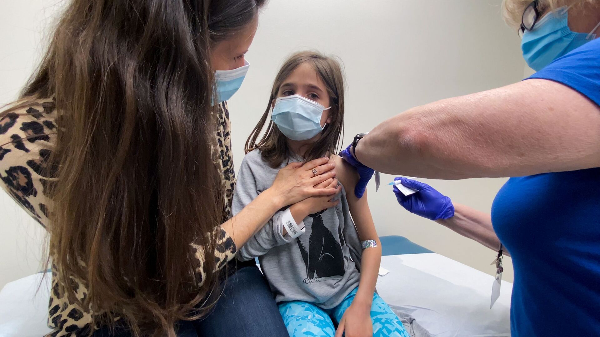 Marisol Gerardo, 9, is held by her mother as she gets the second dose of the Pfizer coronavirus disease (COVID-19) vaccine during a clinical trial for children at Duke Health in Durham, North Carolina, U.S., April 12, 2021. - Sputnik International, 1920, 27.09.2021