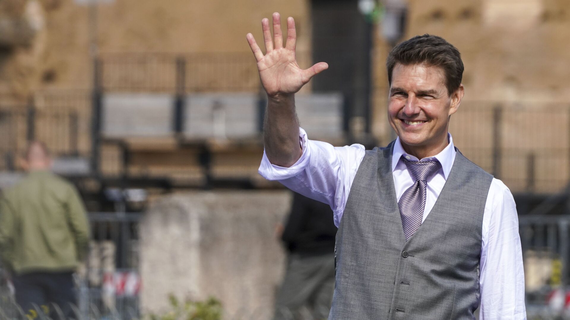 Actor Tom Cruise waves to fans during a break in the shooting of the film Mission Impossible 7, in Rome, Monday, Oct. 12, 2020. - Sputnik International, 1920, 12.05.2021