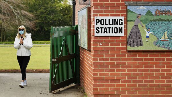 A woman arrives at a polling station set up at a bowls pavillion in a park in Hartlepool to cast a vote in local elections on May 6, 2021 - Sputnik International