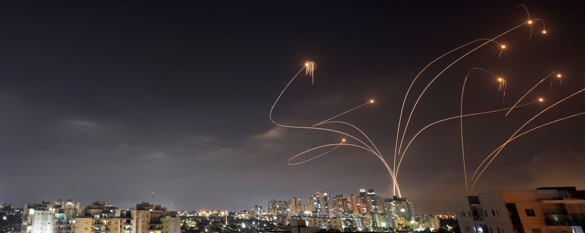 Израильская противоракетная система Железный купол перехватывает ракеты, запущенные из сектора Газа в направлении Израиля - Sputnik International, 1920, 14.09.2021