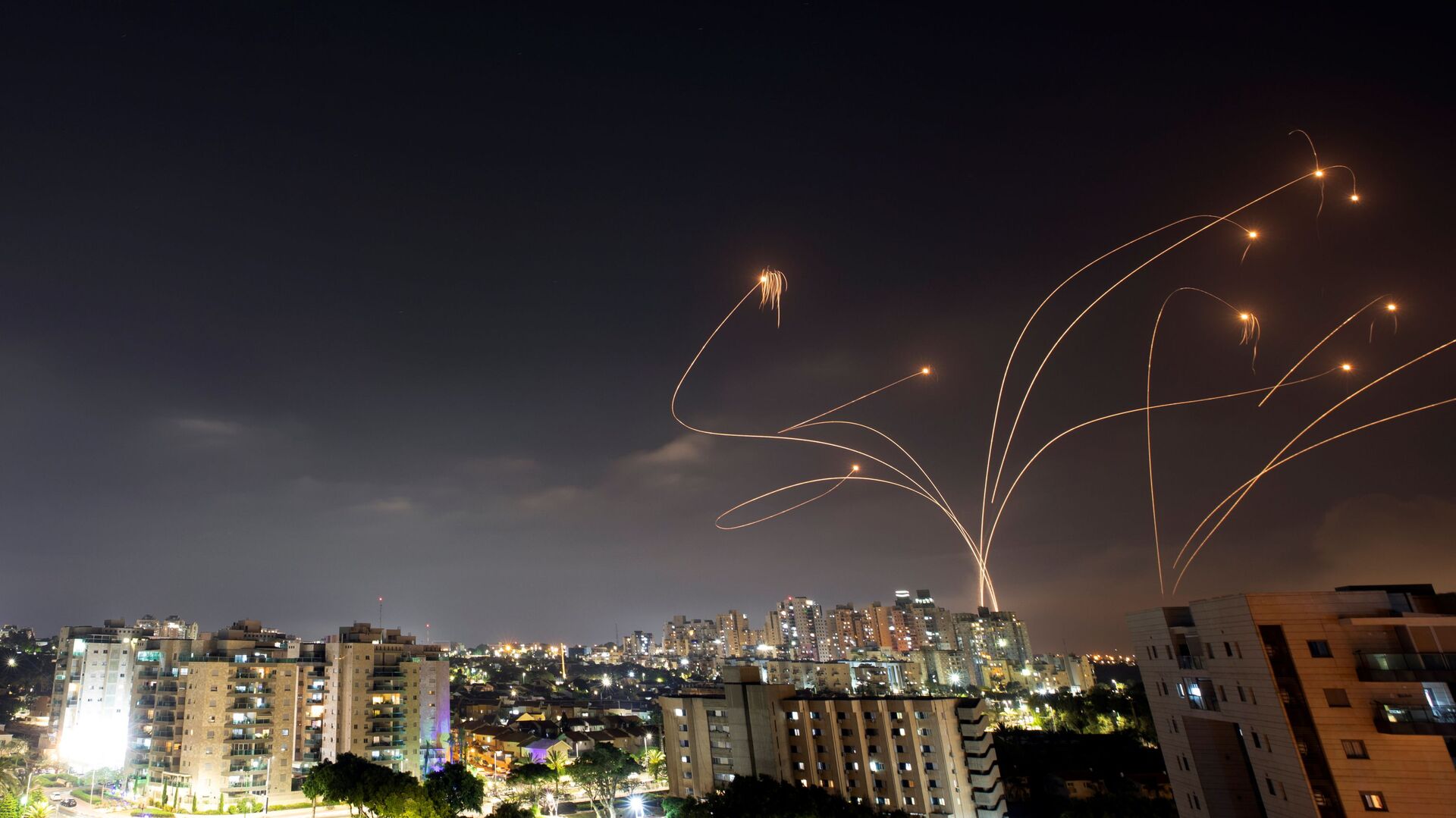 Израильская противоракетная система Железный купол перехватывает ракеты, запущенные из сектора Газа в направлении Израиля - Sputnik International, 1920, 21.04.2022