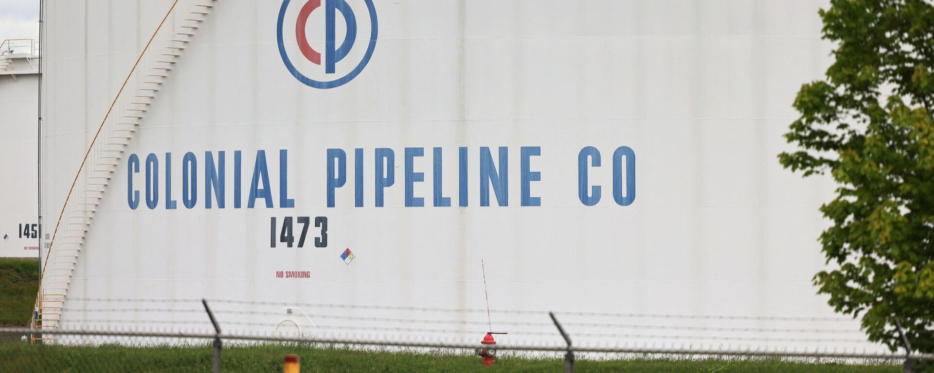 Fuel holding tanks are seen at Colonial Pipeline's Linden Junction Tank Farm on May 10, 2021 in Woodbridge, New Jersey. Alpharetta, Georgia-based Colonial Pipeline, which has the largest fuel pipeline, was forced to shut down its oil and gas pipeline system on Friday after a ransomware attack that has slowed down the transportation of oil in the eastern U.S. On Sunday, the federal government announced an emergency declaration that extends through June 8th and can be renewed. On Monday, the FBI confirmed that the cyberattack was carried out by DarkSide, a cybercrime gang believed to operate out of Russia.  - Sputnik International, 1920, 13.05.2021