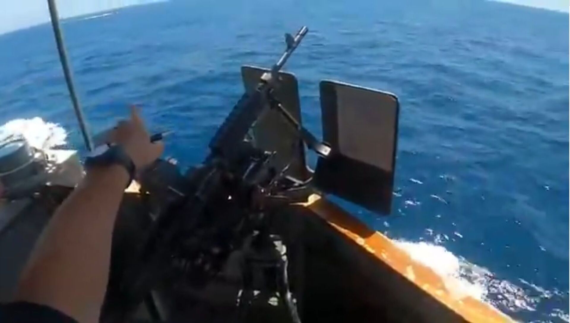 Screenshot of 10 May 2021 videoed encounter between US patrol boat USCGC Maui and Islamic Revolutionary Guard Corps Navy (IRGCN) FIAC speedboats. - Sputnik International, 1920, 11.05.2021