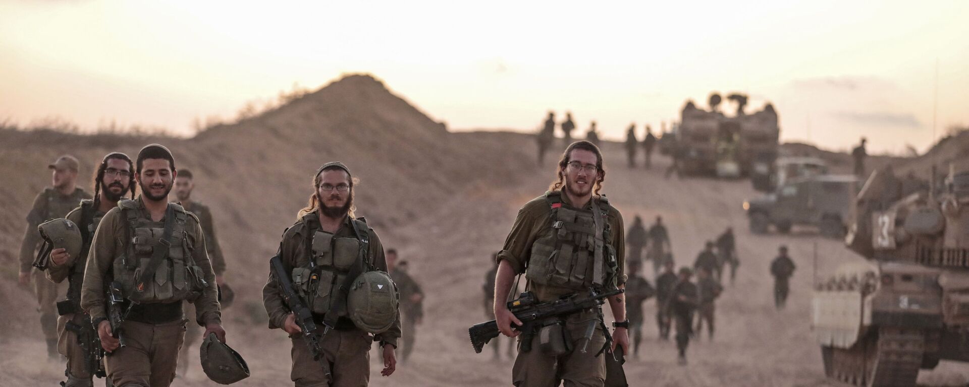 Israeli infantry soldiers walk next to tanks and armoured personnel carriers near the Israeli border with the Gaza Strip, on August 16, 2020 - Sputnik International, 1920, 13.04.2022