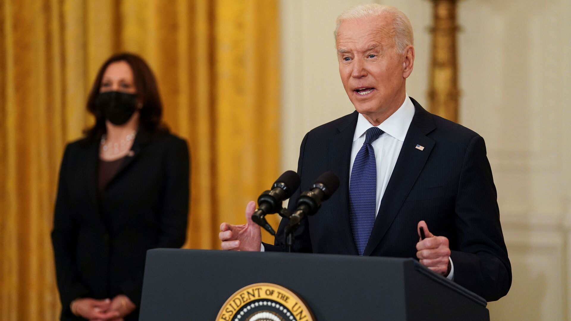 U.S. President Joe Biden delivers remarks on the U.S. economy as Vice President Kamala Harris stands by in the East Room at the White House in Washington, U.S., May 10, 2021 - Sputnik International, 1920, 02.04.2022