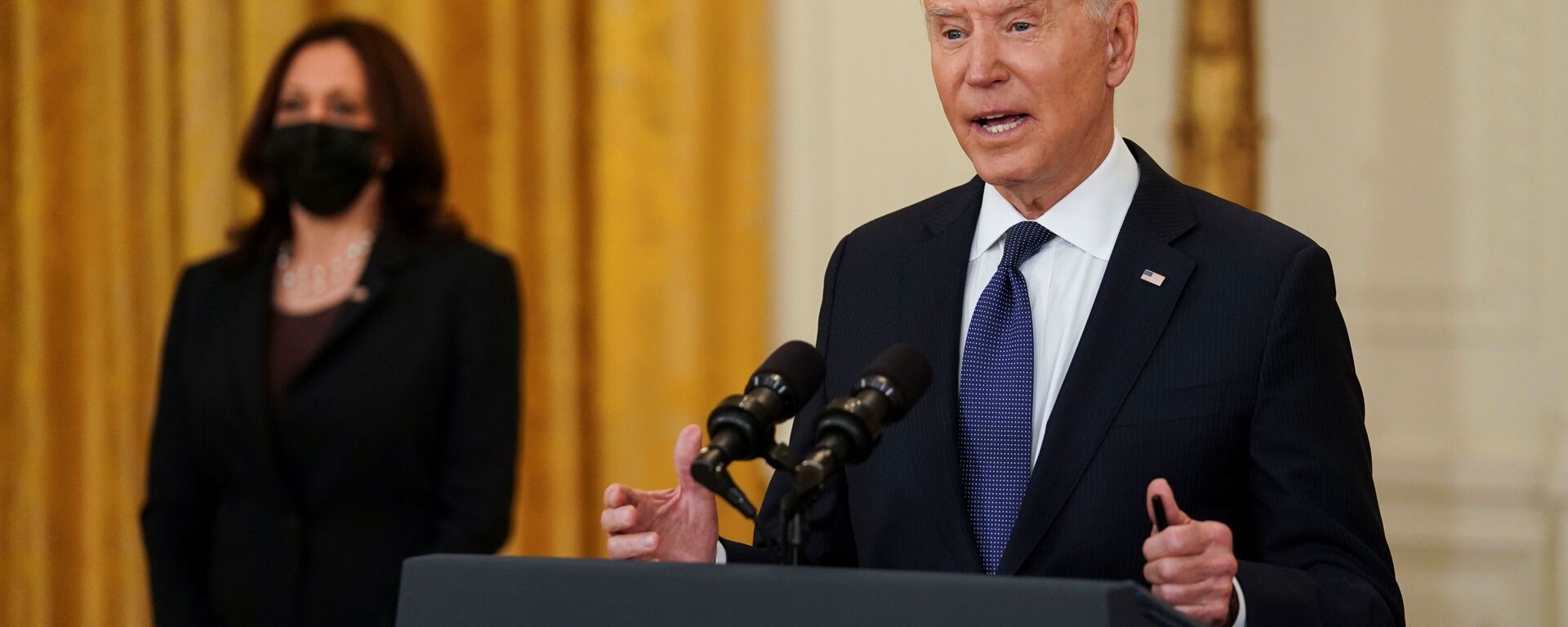 U.S. President Joe Biden delivers remarks on the U.S. economy as Vice President Kamala Harris stands by in the East Room at the White House in Washington, U.S., May 10, 2021 - Sputnik International, 1920, 11.05.2021