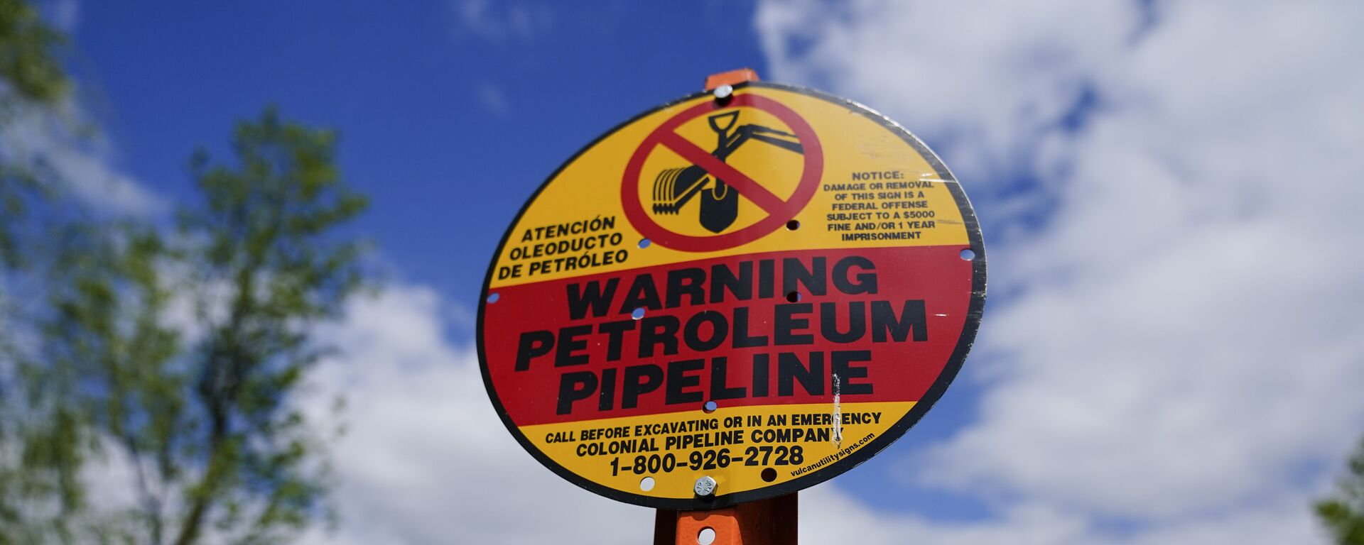 A warning sign is posted along the path of the Colonial Pipeline in Garnet Valley, Pa., Monday, May 10, 2021. Gasoline futures are ticking higher following a cyberextortion attempt on the Colonial Pipeline, a vital U.S. pipeline that carries fuel from the Gulf Coast to the Northeast. - Sputnik International, 1920, 02.12.2022