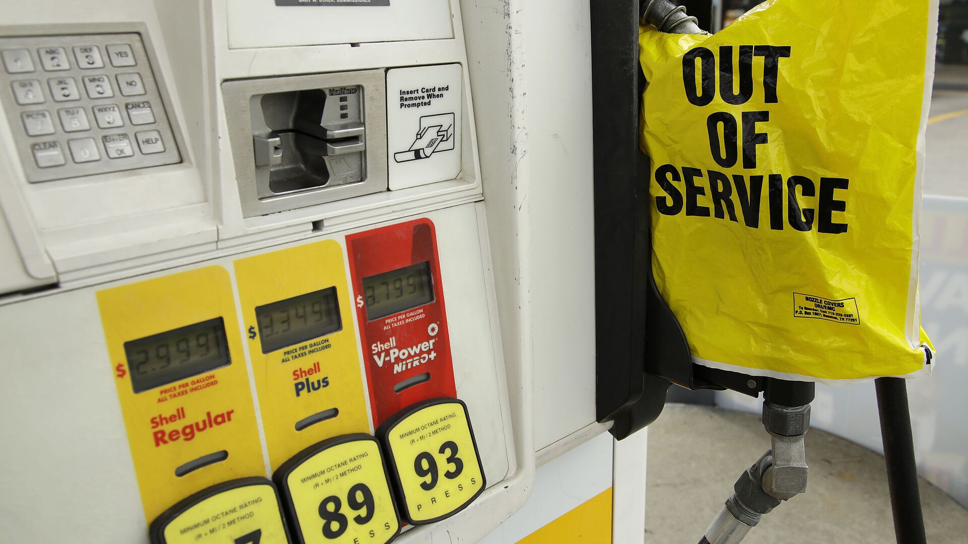 A gasoline station that ran out of gas for sale displays an out of service sign on the pump on Tuesday, May 11, 2021, in Atlanta. Gasoline futures are ticking higher following a cyberextortion attempt on the Colonial Pipeline, a vital U.S. pipeline that carries fuel from the Gulf Coast to the Northeast. - Sputnik International, 1920, 08.09.2021
