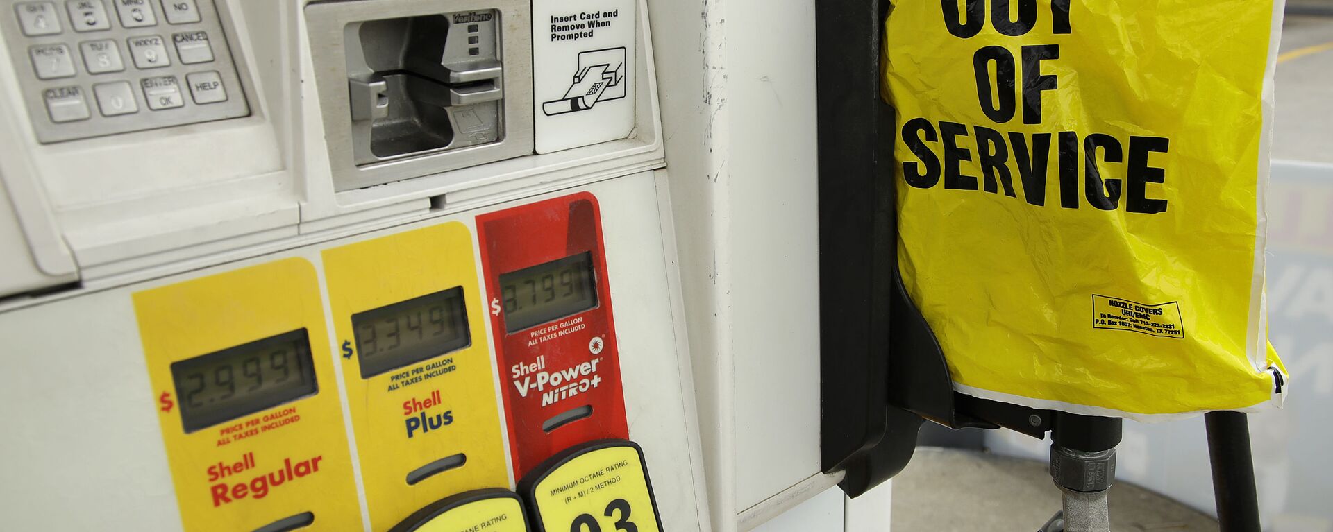 A gasoline station that ran out of gas for sale displays an out of service sign on the pump on Tuesday, May 11, 2021, in Atlanta. Gasoline futures are ticking higher following a cyberextortion attempt on the Colonial Pipeline, a vital U.S. pipeline that carries fuel from the Gulf Coast to the Northeast. - Sputnik International, 1920, 28.10.2021