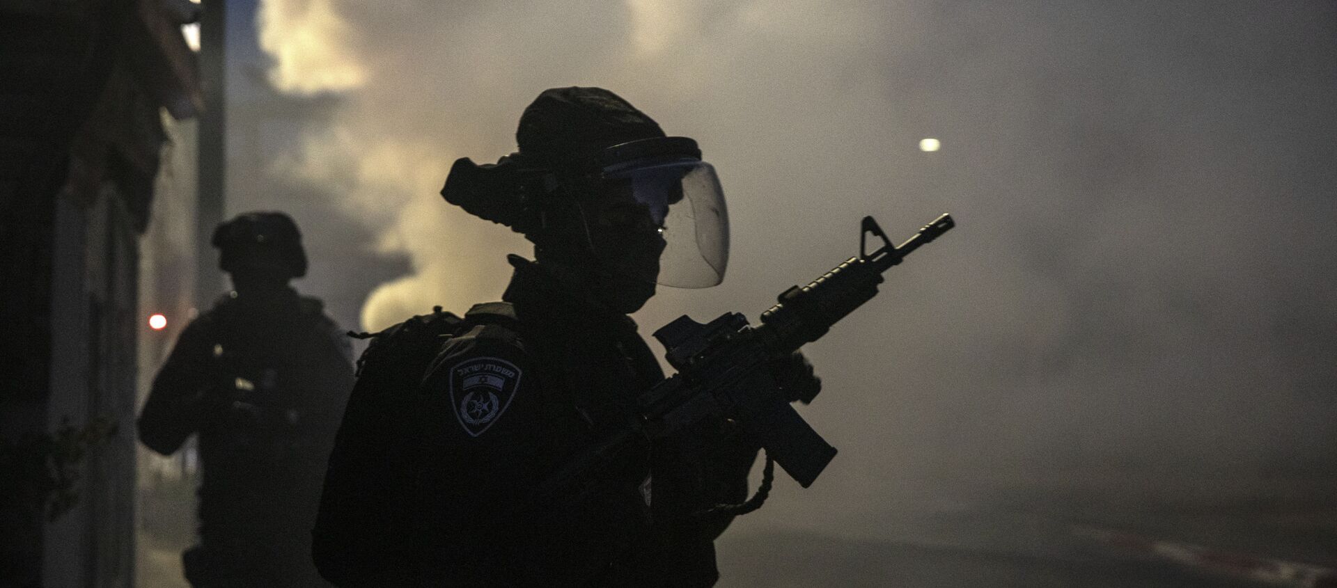 Israeli forces run during clashes with Israeli Arabs in the Israeli mixed city of Lod, Israel, Tuesday, May 11,2021. - Sputnik International, 1920, 11.05.2021