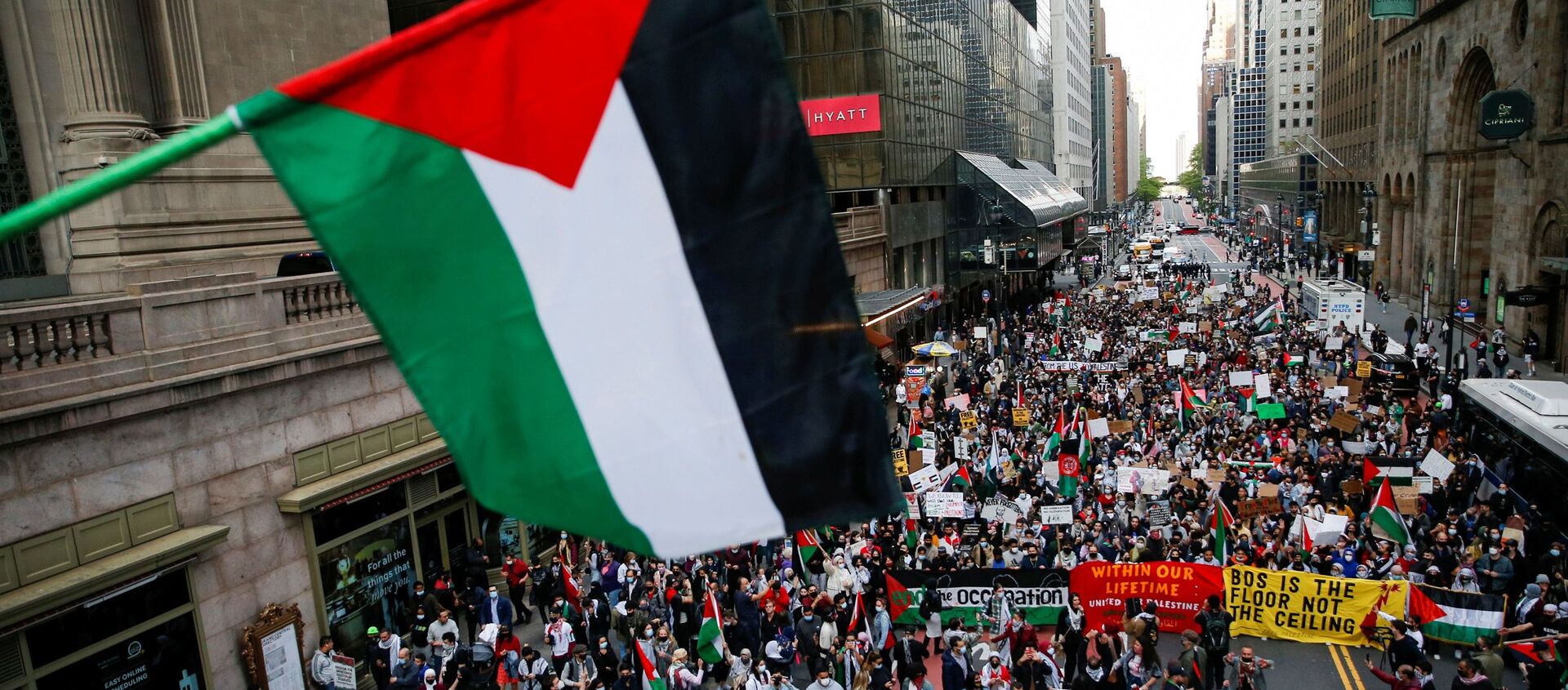 Pro-Palestinian supporters march to Times Square as they protested near the Israeli Consulate following a flare-up of Israeli-Palestinian violence in the Manhattan borough of New York City, New York, U.S., May 11, 2021. - Sputnik International, 1920, 12.05.2021