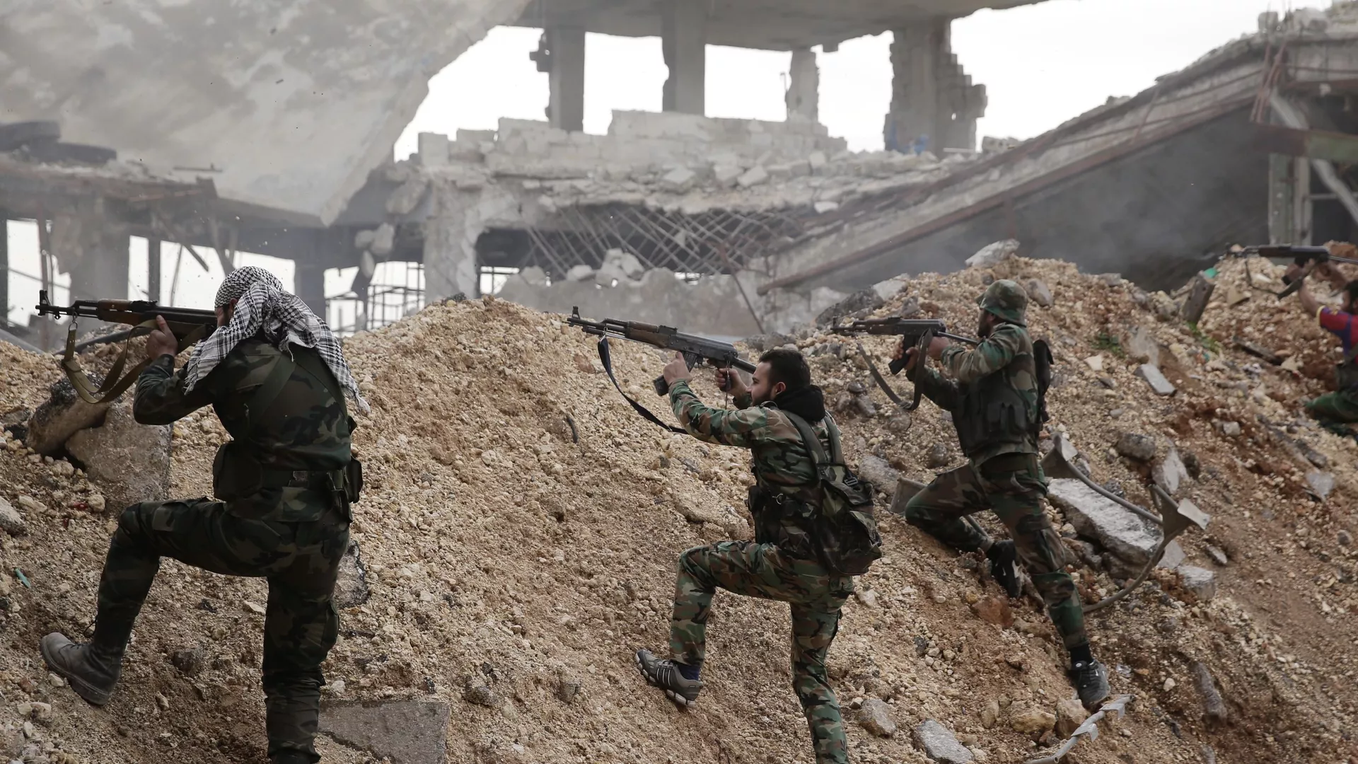 Sur cette photo d’archive du 5 décembre 2016, des soldats de l’armée syrienne tirent avec leurs armes lors d’une bataille avec des combattants rebelles sur la ligne de front de Ramouseh, à l’est d’Alep, en Syrie. - Sputnik International, 1920, 29.11.2024