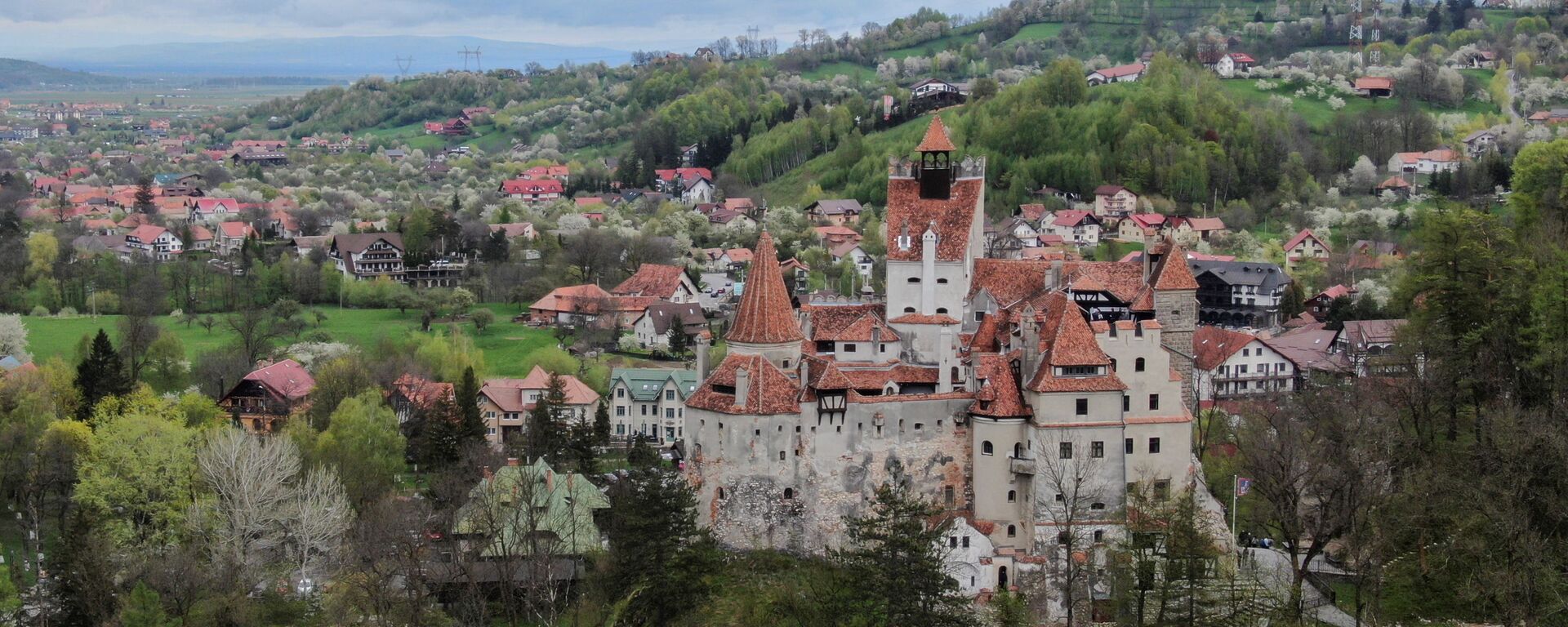 Bran Castle towers above Bran commune, in Brasov county, Romania, May 8, 2021. Picture taken with a drone.  - Sputnik International, 1920