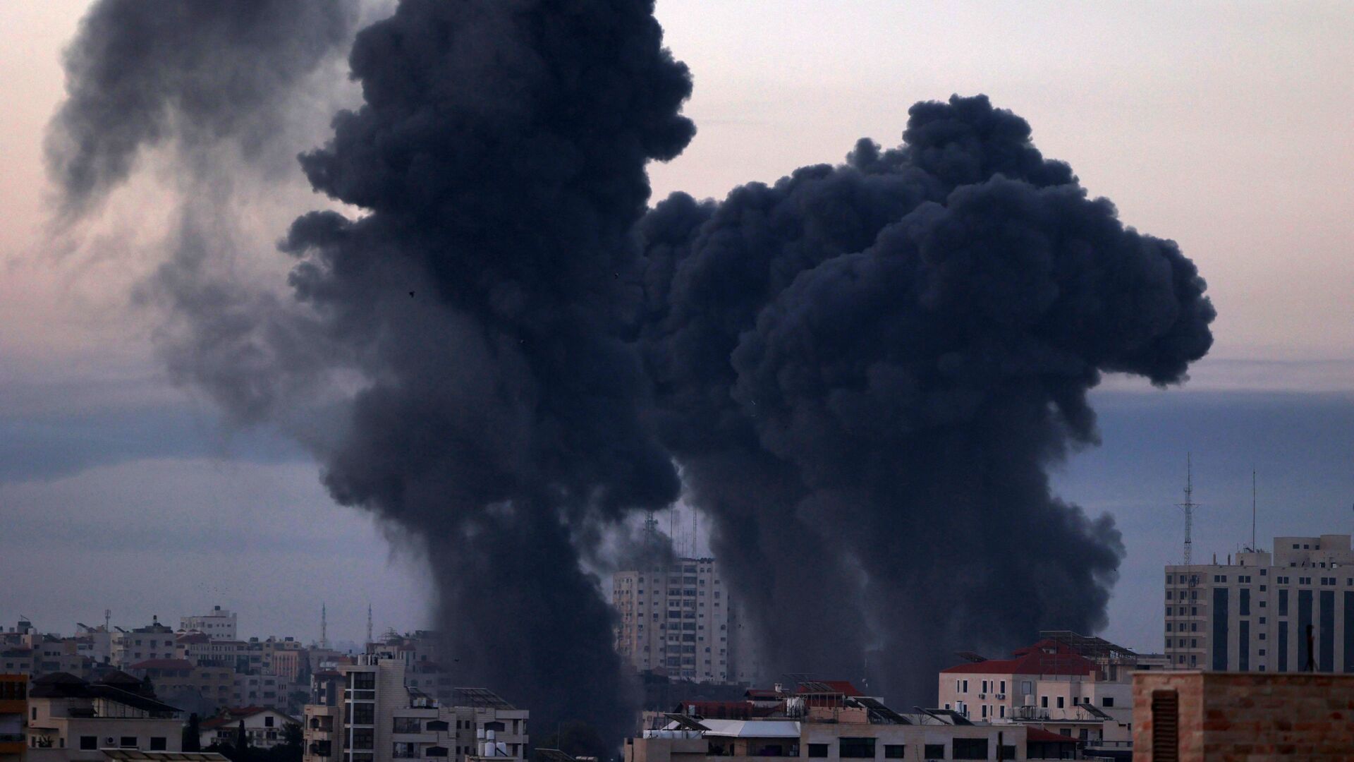 Smoke rises after an Israeli air strike in Gaza City near Barcelona Park and multiple government places, one of the biggest air strikes on the Gaza Strip, early on May 12, 2021. - Sputnik International, 1920, 12.05.2021