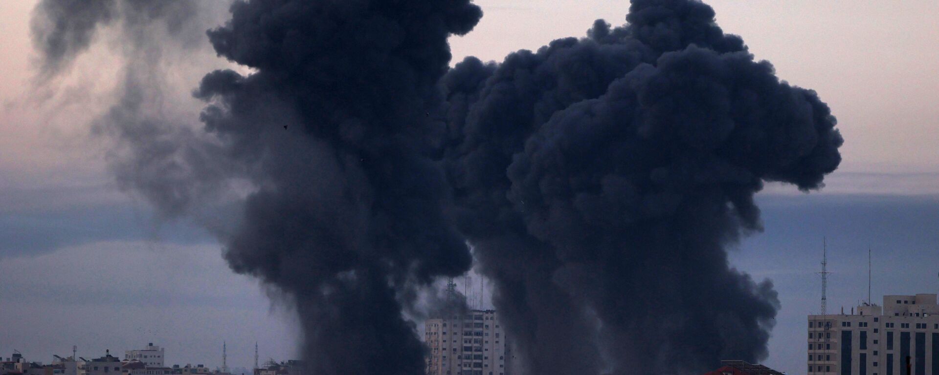 Smoke rises after an Israeli air strike in Gaza City near Barcelona Park and multiple government places, one of the biggest air strikes on the Gaza Strip, early on May 12, 2021. - Sputnik International, 1920