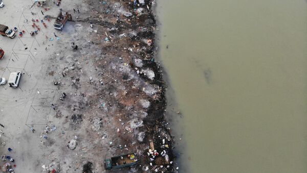 In this aerial photograph taken on May 5, 2021 funeral pyres of Covid-19 coronavirus victims are seen in a cremation ground along the banks of the Ganges River, in Garhmukteshwar  - Sputnik International