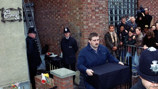 A police officer removes human remains from Fred West's former home in Gloucester in 1994 - Sputnik International