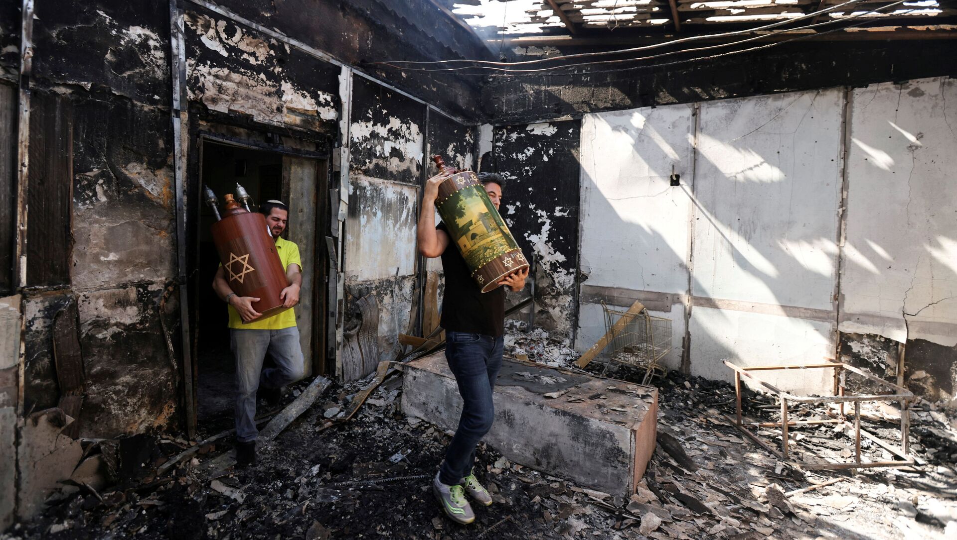 Torah scrolls, Jewish holy scriptures, are removed from a synagogue which was torched during violent confrontations in the city of Lod, Israel between Israeli Arab demonstrators and police, amid high tensions over hostilities between Israel and Gaza militants and tensions in Jerusalem May 12, 2021 - Sputnik International, 1920, 12.05.2021