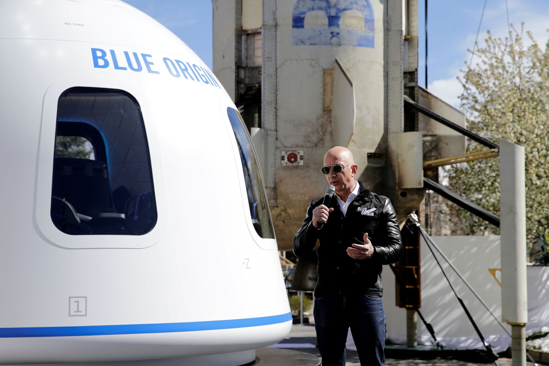 Mysterious Space Tourist Pays $28 Mln for Rocket Trip Beyond Earth With Jeff Bezos, Reports Say - Sputnik International, 1920, 14.06.2021