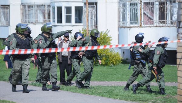 Riot police officers work at the scene of a shooting at Gymnasium No. 175 in Kazan, Russia's Republic of Tatarstan. According to preliminary data, six schoolchildren and a teacher were killed - Sputnik International