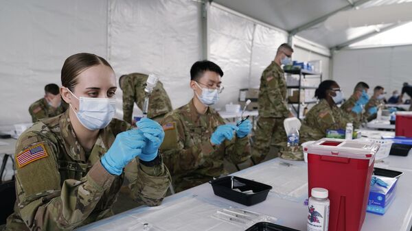 In this March 9, 2021, file photo, Army health specialists fill syringes with the Pfizer COVID-19 vaccine in Miami. - Sputnik International