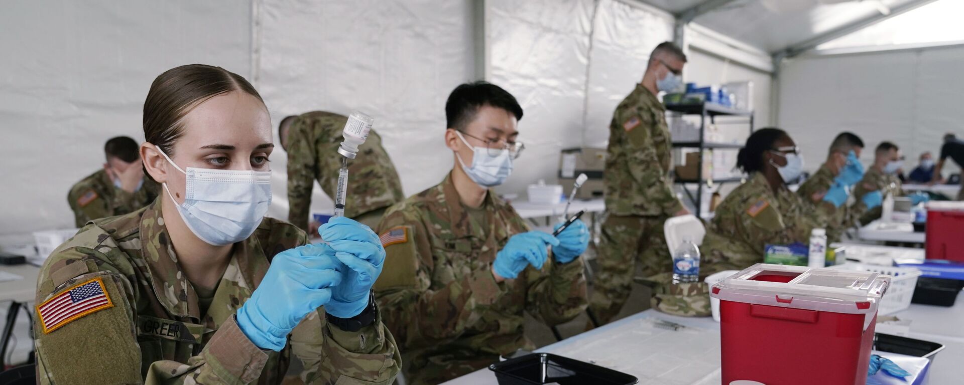 In this March 9, 2021, file photo, Army health specialists fill syringes with the Pfizer COVID-19 vaccine in Miami. - Sputnik International, 1920