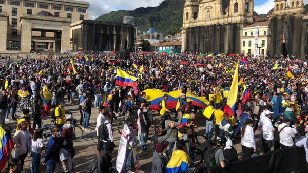 Hundreds of protesters are seen in gathering in the Plaza de Bolivar in Bogota, Colombia, amid raging anti-government protests. - Sputnik International