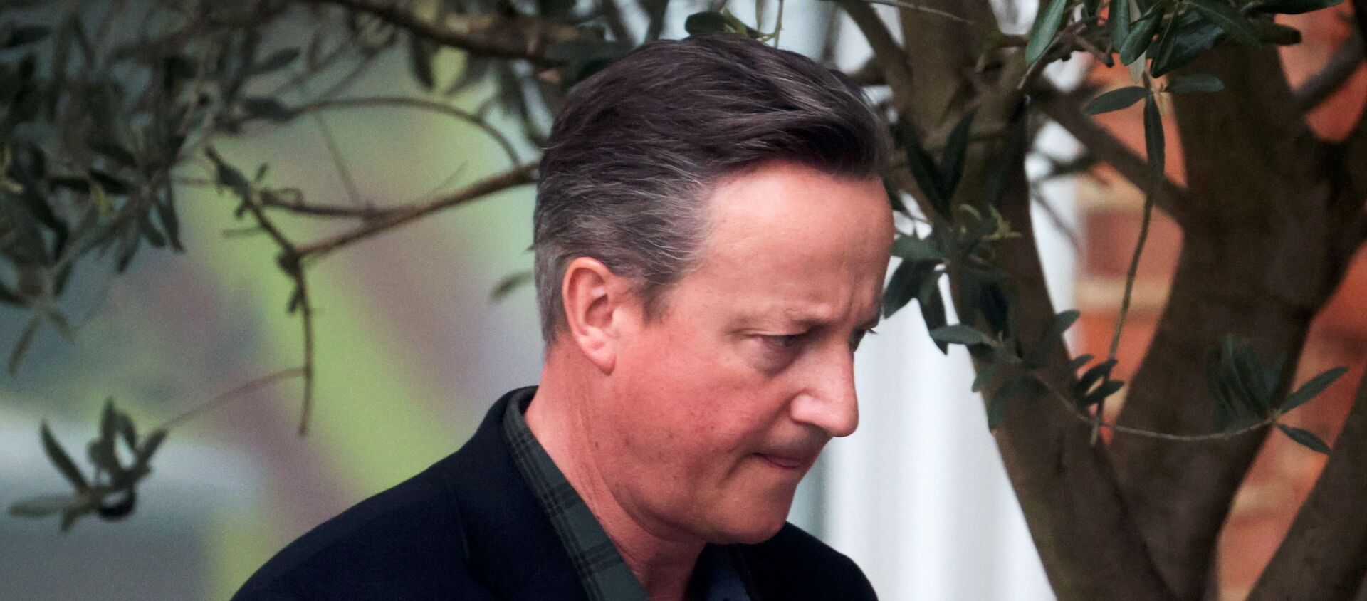 Former British Prime Minister David Cameron leaves his home in London - Sputnik International, 1920, 13.05.2021