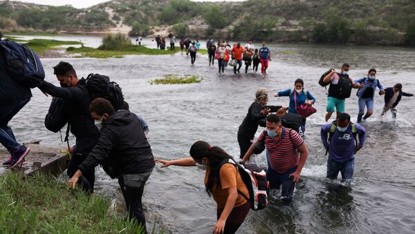 Migrants cross the border in Del Rio, Texas - Sputnik International