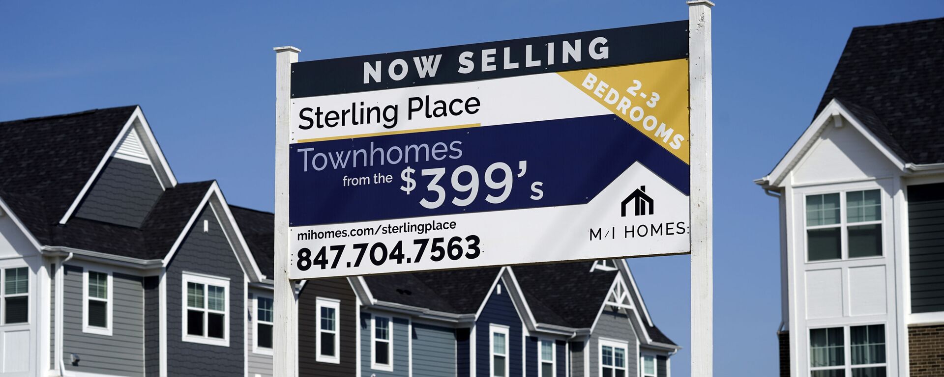 An advertising sign for building land stands in front of a new home construction site in Northbrook, Ill., Sunday, March 21, 2021. - Sputnik International, 1920